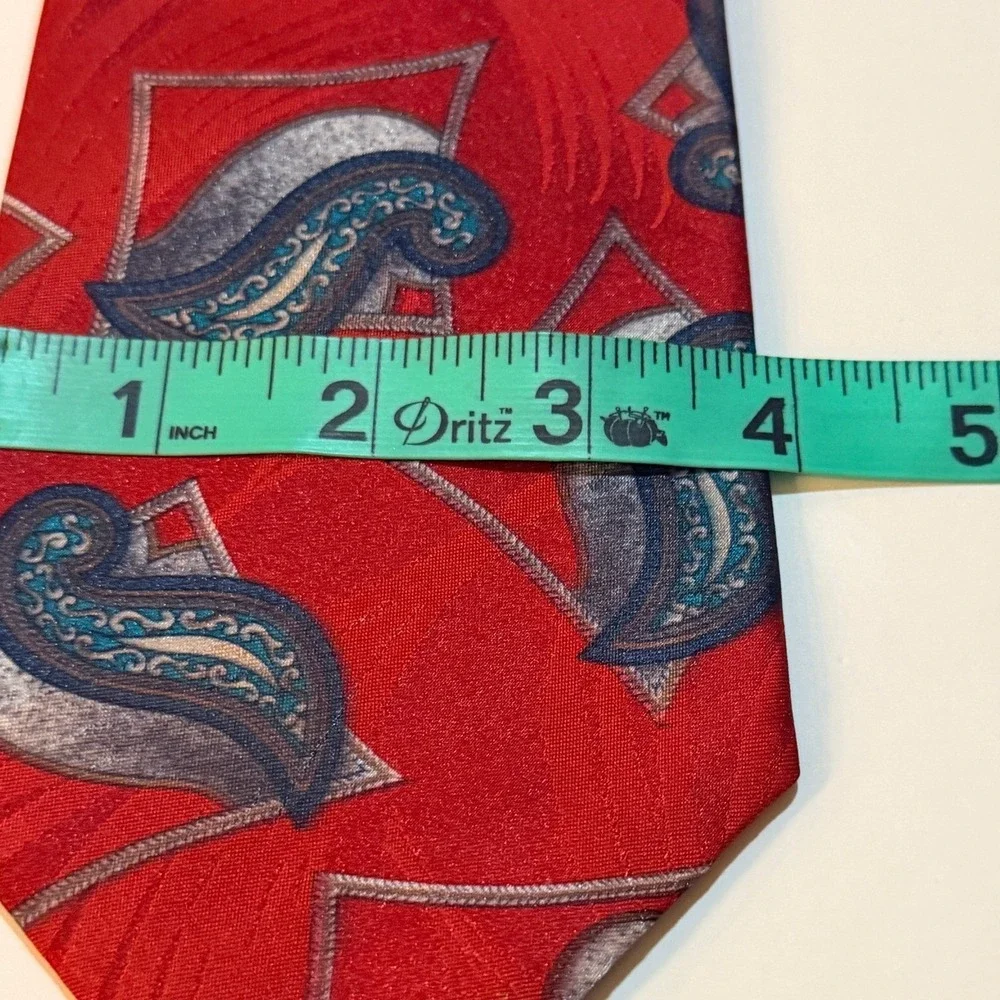 Wembley necktie features